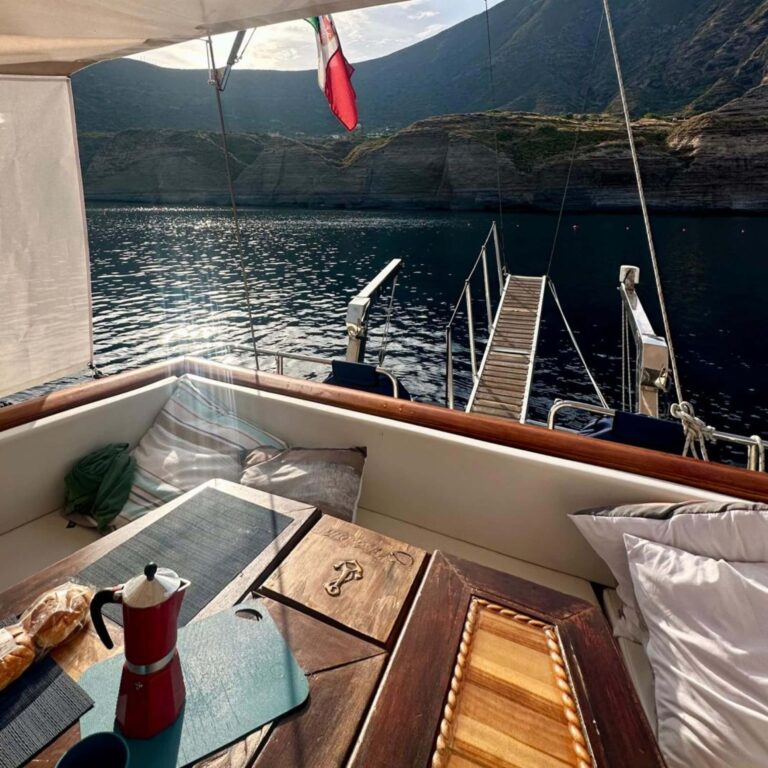 Boat trip around Salina at the Aeolian Islands